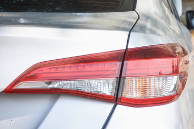 Metni koymak için yeri olan kırmızı arka farların yakın plan görüntüsü.