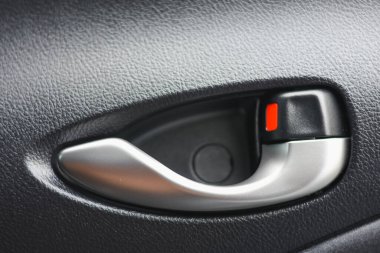 Kapının kollarını ve arabanın içindeki siyah araba gövdesini kapatın..