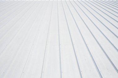 Mavi gökyüzü ile ticari inşaatta metal kaplama