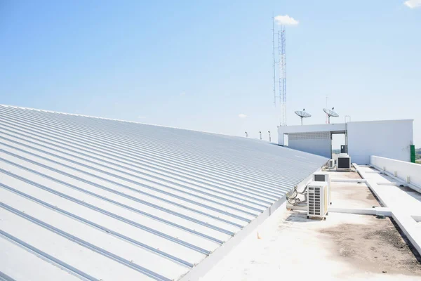 青い空の下で建設中の金属板屋根 — ストック写真