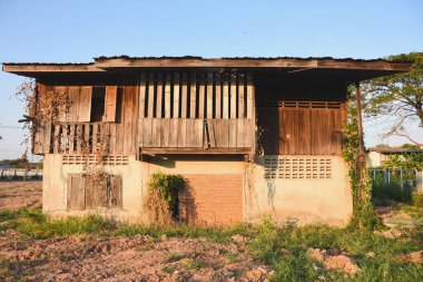 2 katlı eski ahşap ev, eski tarz, yıkılmak için bekliyor..