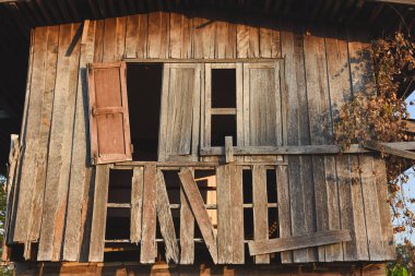 Zamanla çürüyen eski bir ahşap duvarın yakın plan fotoğrafı.