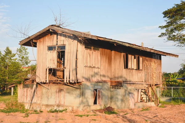 Casa Madera Pisos Estilo Vintage Esperando Ser Demolida —  Fotos de Stock