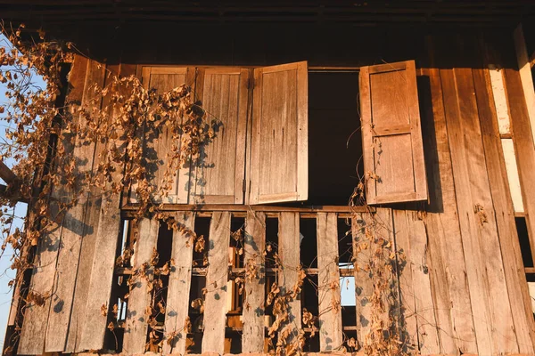 Foto Cerca Una Vieja Pared Madera Que Decaído Con Tiempo —  Fotos de Stock