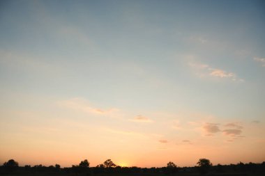 Doğal manzara parlak turuncu gökyüzü ve güzel güneş ışığı