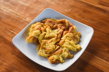 Masadaki siyah omlet tabağı yemek için hazır..