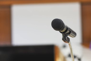 Konferans odasında yüzen mikrofonlar daha net iletişim için kullanılır.