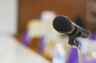 Konferans odasında yüzen mikrofonlar daha net iletişim için kullanılır.