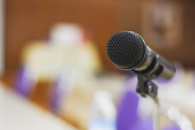 Konferans odasında yüzen mikrofonlar daha net iletişim için kullanılır.