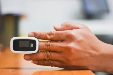 Parmak ucu oksimetresi hastaları ölçmek için kullanılır. tıbbi tedavi için