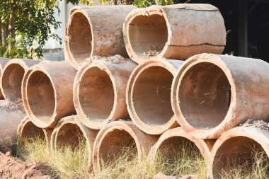 Eski beton boru çalışmıyor. Katmanlar halinde dizilmiş toprak kuru ottur.