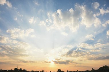 Doğal manzara parlak turuncu gökyüzü ve güzel güneş ışığı