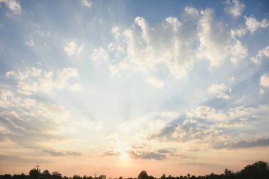 Doğal manzara parlak turuncu gökyüzü ve güzel güneş ışığı