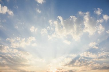 Doğal manzara parlak turuncu gökyüzü ve güzel güneş ışığı