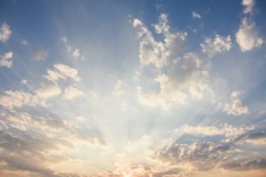 Doğal manzara parlak turuncu gökyüzü ve güzel güneş ışığı