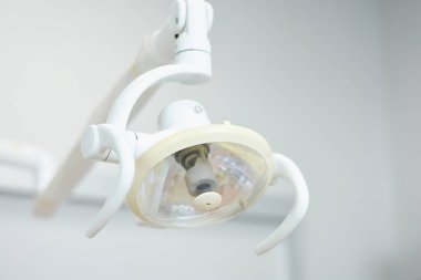 Ameliyathanede modern ayarlanabilir ışıklar. Yeni teknoloji tıbbi ekipmanlar.