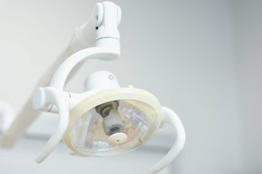 Ameliyathanede modern ayarlanabilir ışıklar. Yeni teknoloji tıbbi ekipmanlar.