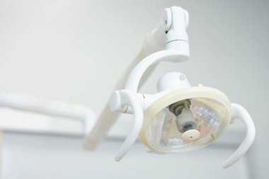 Ameliyathanede modern ayarlanabilir ışıklar. Yeni teknoloji tıbbi ekipmanlar.