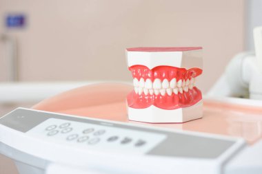 Hastanedeki dişçi modeli müşterilerin yerine kullanılacak..