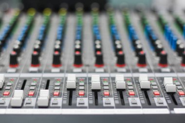 Birden fazla düğmeyle yapılan toplantılar için sesleri karıştır. Toplantılarda iyi ve net ses için