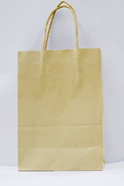 Doğaya dost beyaz bir zemin üzerinde münferit kağıt torba yeniden kullanılabilir