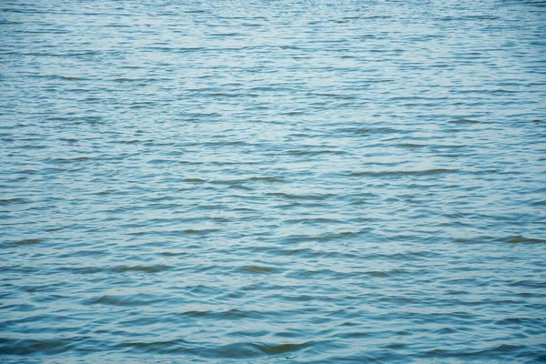 Oppervlakte Van Het Water Azuurblauw Avond Wind Waait Waardoor Kleine — Stockfoto