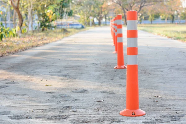 Linie Orangefarbener Und Weißer Verkehrsmasten Auf Schulwegen Für Die Sicherheit — Stockfoto