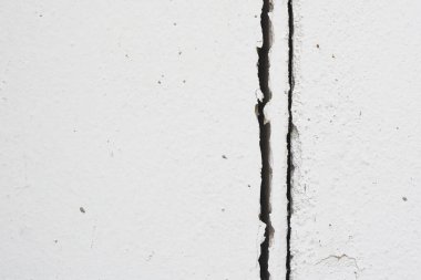 Binanın beton duvarındaki çatlaklar yanlış inşaattan kaynaklanmış.