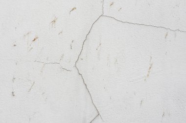 Binanın beton duvarındaki çatlaklar yanlış inşaattan kaynaklanmış.