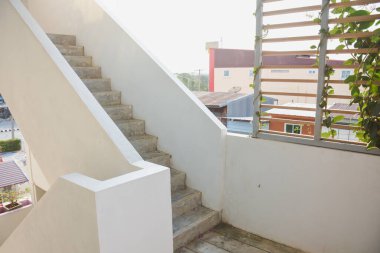 Binadaki yangın merdivenlerini yangın ya da diğer acil durumlarda kullanın..