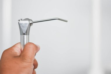 Diş odasındaki dişçi aletleri tedavi için hazır..