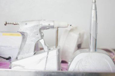 Diş odasındaki dişçi aletleri tedavi için hazır..