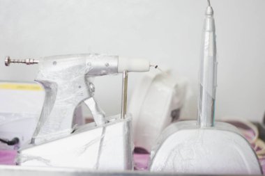 Diş odasındaki dişçi aletleri tedavi için hazır..