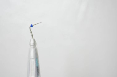 Diş odasındaki dişçi aletleri tedavi için hazır..