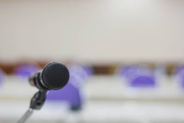 Konferans odasında yüzen mikrofonlar daha net iletişim için kullanılır.