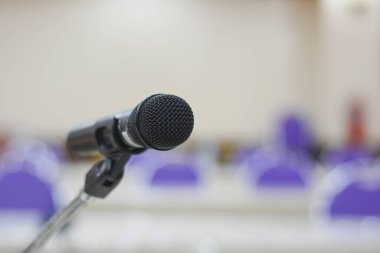 Konferans odasında yüzen mikrofonlar daha net iletişim için kullanılır.