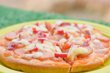 Jambonlu Hawaii Dilimli Pizza ve Tabakta Ananas