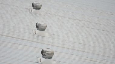 Ticari yapı için metal kaplama çatısı