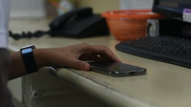 Cep telefonuyla oynayan bir kadının yakın çekim videosu