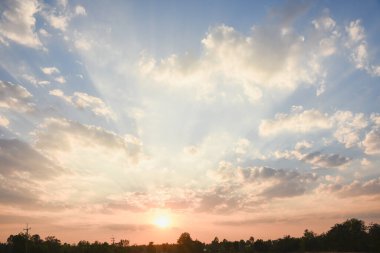 Doğal manzara parlak turuncu gökyüzü ve güzel güneş ışığı
