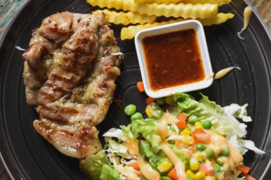 Biftek, domuz boynunu masaya koyup yemeye hazır olmak.