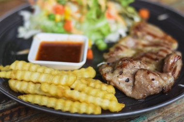 Biftek, domuz boynunu masaya koyup yemeye hazır olmak.