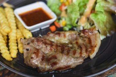 Biftek, domuz boynunu masaya koyup yemeye hazır olmak.