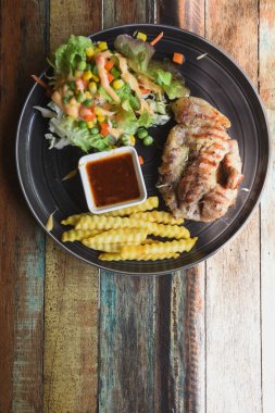 Biftek, domuz boynunu masaya koyup yemeye hazır olmak.