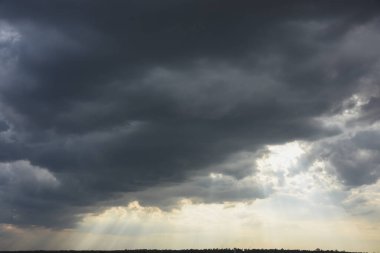 Yağmurlu bir günde bulutlu bir gökyüzü