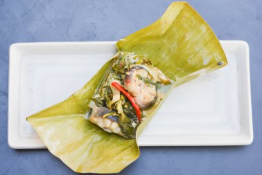 Muz yapraklarında buğulanmış yayın balığı.