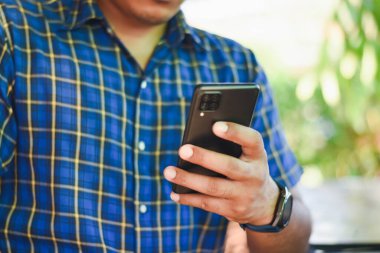 kahve dükkanında cep telefonu kullanan adam