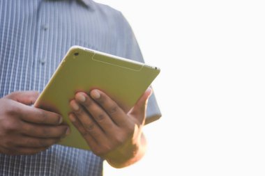 Bilgi kontrol etmek için bir tablet kullanan bir iş adamı eli