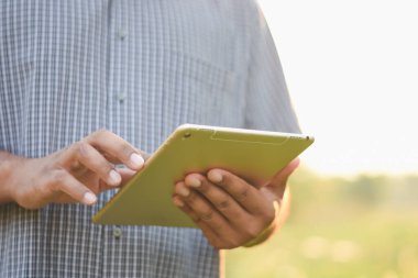 Bilgi kontrol etmek için bir tablet kullanan bir iş adamı eli