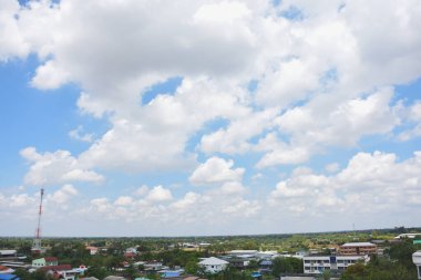 Öğlen vakti beyaz bulutlu mavi bir gökyüzünün yazı için bir yeri vardır..